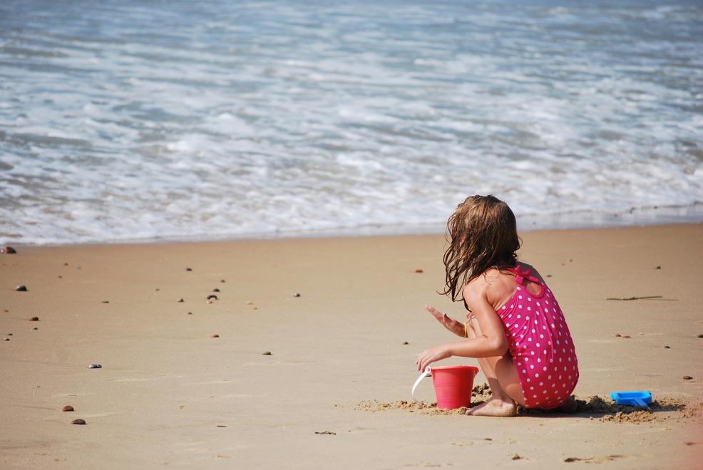 Strandurlaub mit Kindern in Holland kind am strand in holland