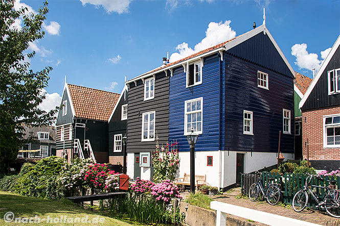 Typisch bunte Häuser in Marken