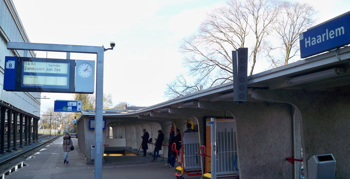 Warten auf den Sprinter nach Zandvoort am Bahnhof Haarlem â”¬Â® weltvermessen.de