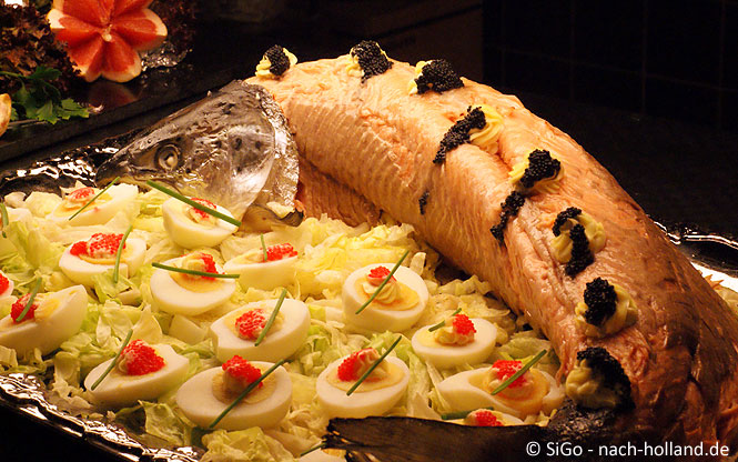 Der lachs noch am Stück beim Abendbuffet Fisch beim Abendbuffet DFDS Seaways