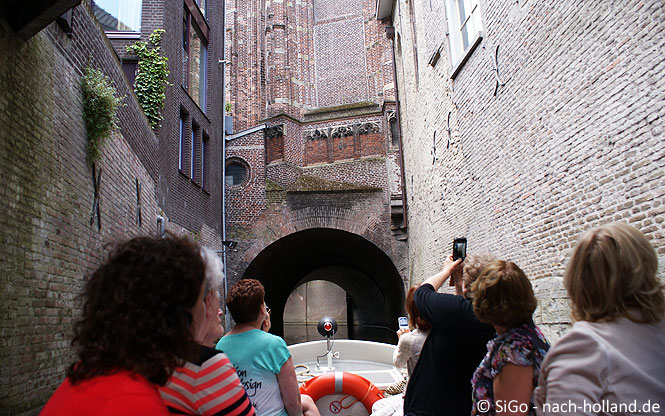Mit dem Boot unter dem Priesterchor der Sint-Catharinakirche 