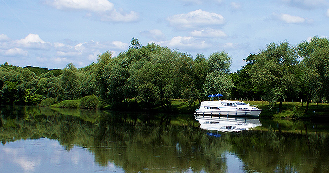 Mit dem Hausboot durch wunderschöne Natur Hausboot
