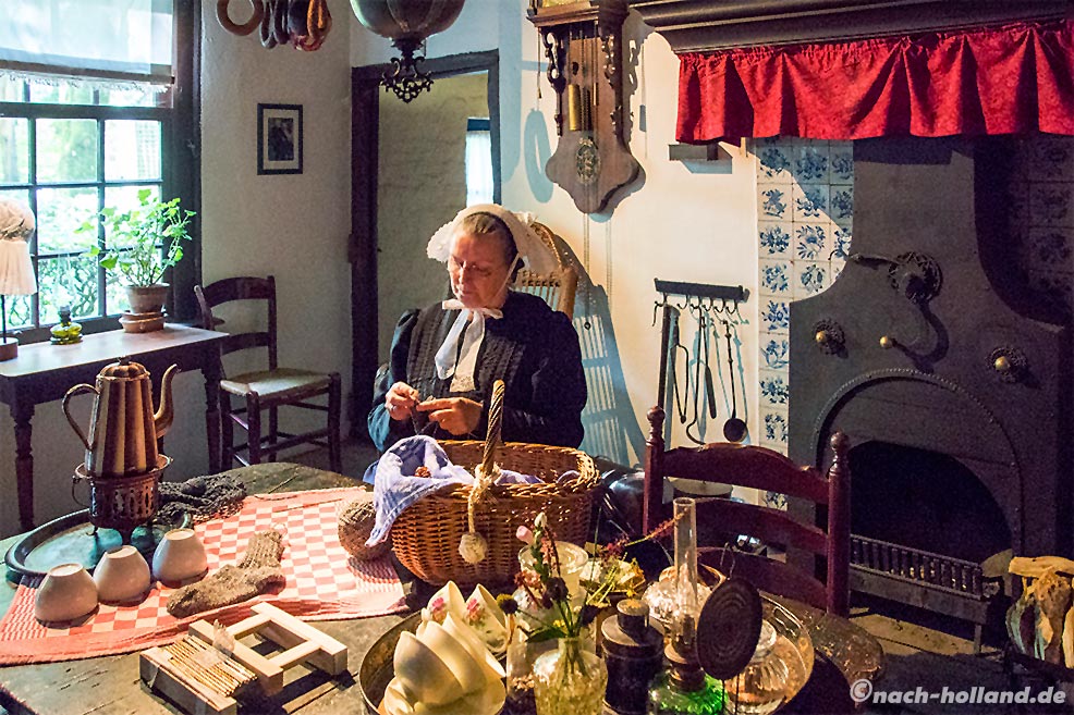 Strickende Bauersfrau im Freilichtmuseum