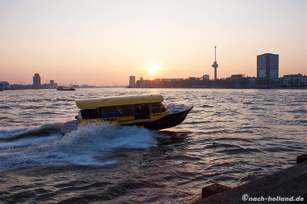 rotterdam watertaxi am abend