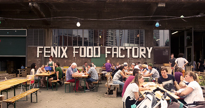 In der Sonne, vor der Fenix Food Factory, sitzt es sich am besten fenix food factory