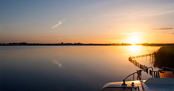Den Sonnenaufgang über den Seen von Friesland vom Hausboot genießen - perfekt! hausboot tour friesland