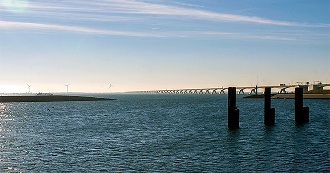 Die Zeelandbrücke mit über 5 km Länge holland wasser zeelandbrücke