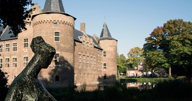 Noch steht die Sonne hoch über der Wasserburg in Helmond Brabantnacht in Helmond