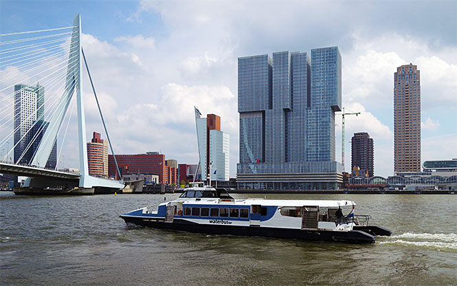 Moderne Architektur in der Hafenstadt Rotterdam rotterdam waterbus