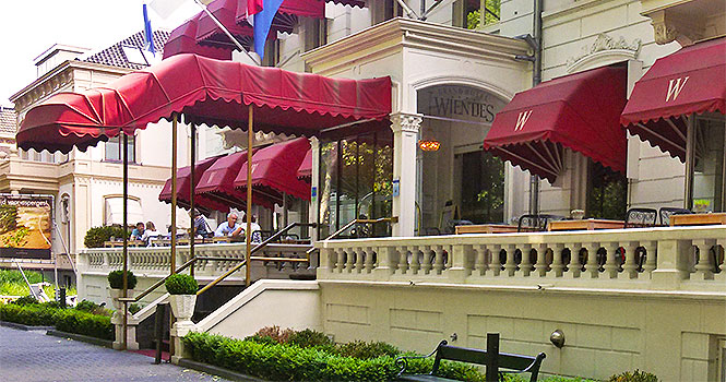 Ein stilvoller Eingang zum Grand Hotel Wientjes zwolle, hotel wientjes