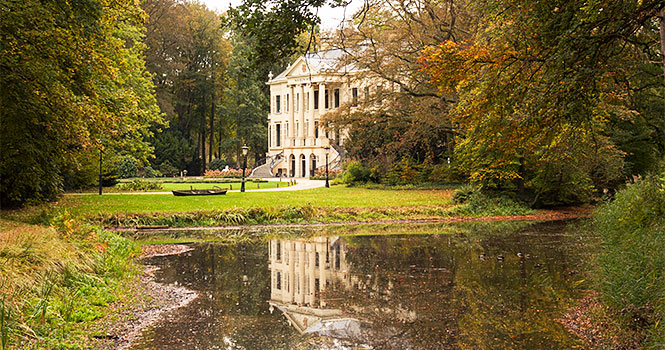 Perfekte Radtour mit viel Grün und dazwischen ein wunderschönes Schloss, wie hier das Landhaus Parc Broekhuizen Schlösser in der Region Utrecht